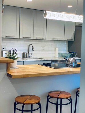 Geladeira, micro-ondas, fogão, cooktop