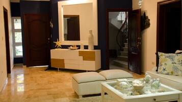 Family Villa | Bathroom amenities | Shower, rainfall showerhead, toilet paper