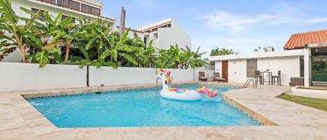 Una piscina al aire libre