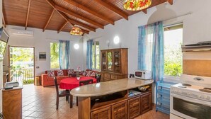 Una cocina amplia con una isla central, armarios de madera y estufa integrada.