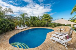 Outdoor pool - Slow M'Ocean in the Heart of Manuel Antonio 3 bed 3 bath (Quepos)