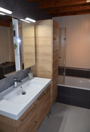 Badekar, hårtørrer, Toiletpapir
