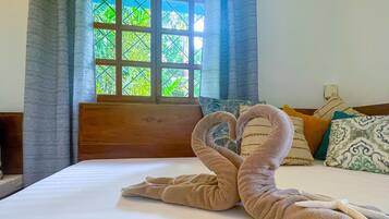 1 habitación, caja de seguridad en la habitación y escritorio