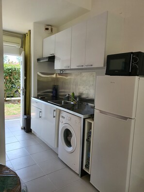 Réfrigérateur, micro-ondes, plaque de cuisson, cafetiÚre/bouilloire