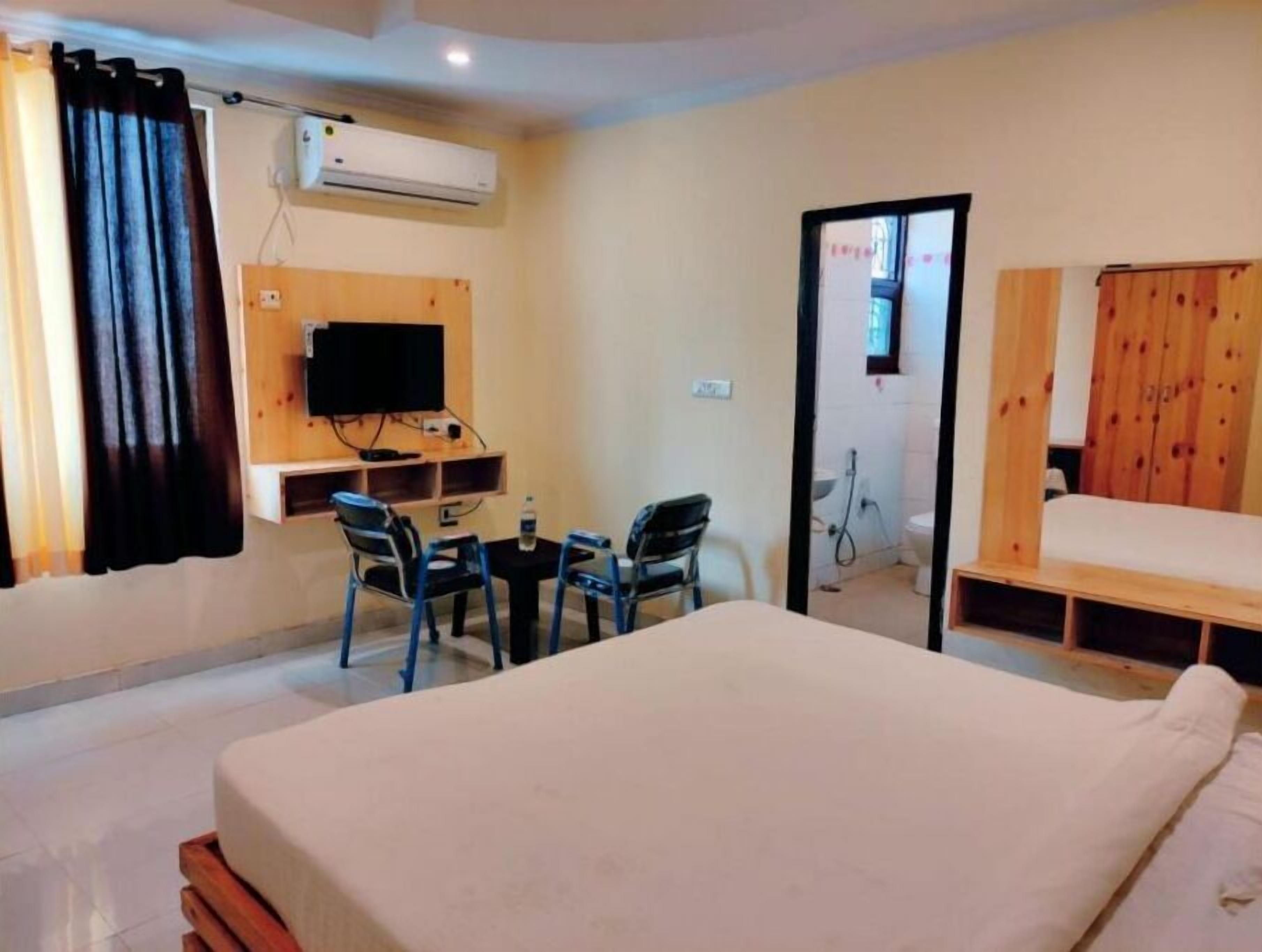 2 bedrooms, desk, iron/ironing board, Internet