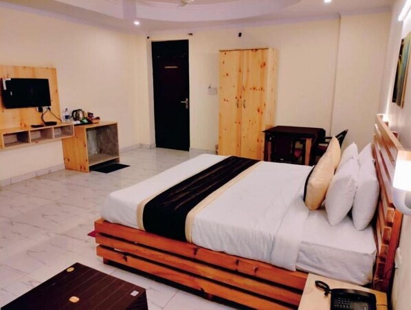 2 bedrooms, desk, iron/ironing board, Internet