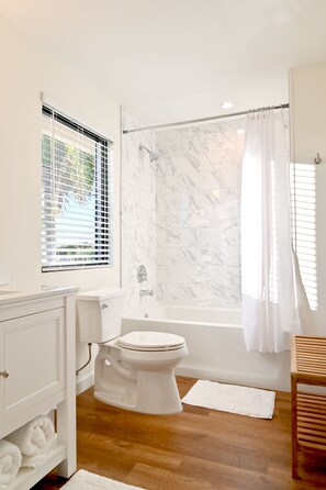 Combined shower/bathtub, hair dryer, towels, soap - @cypresscottage (Ochopee)