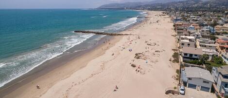 Beach nearby, sun-loungers, beach towels