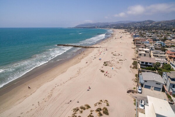 Beach nearby, sun-loungers, beach towels