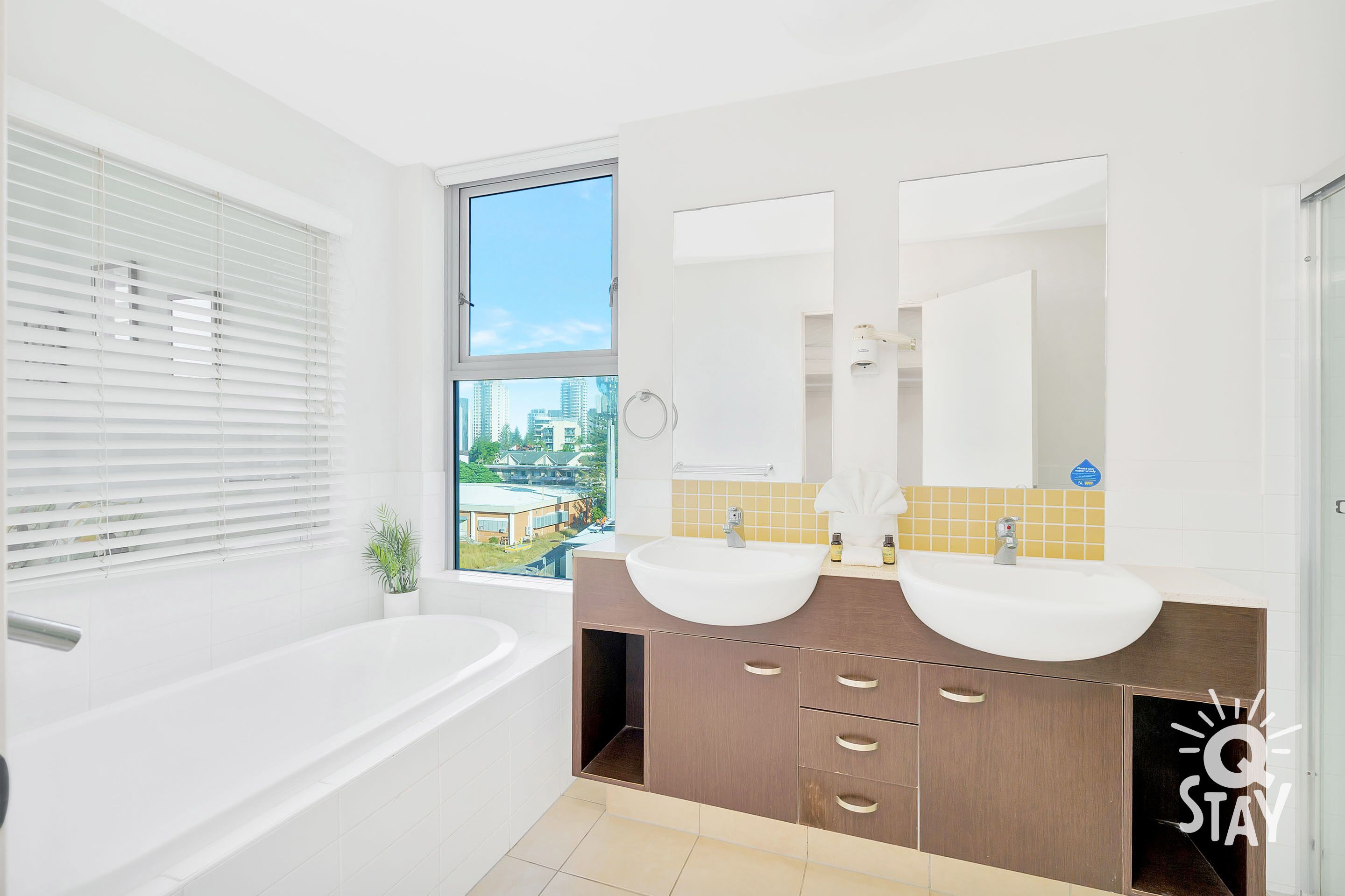 Wings – 3 Bedroom 2 Bathroom — Q Stay — image 4