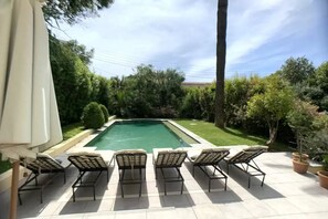 Una piscina al aire libre