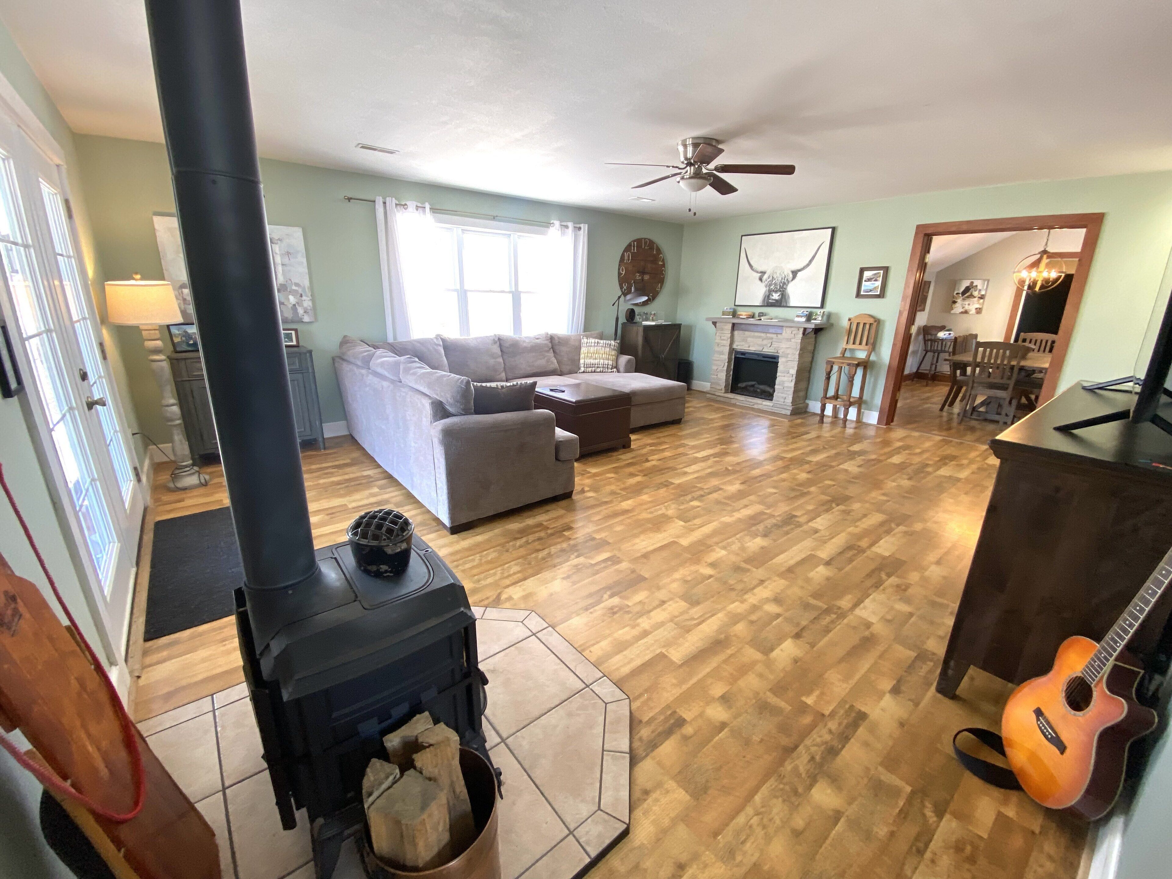 Grafton Getaway - Farmhouse on 23 secluded acres 