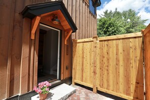 Property grounds - In-town Couples Getaway with Dockslipl (Holderness)