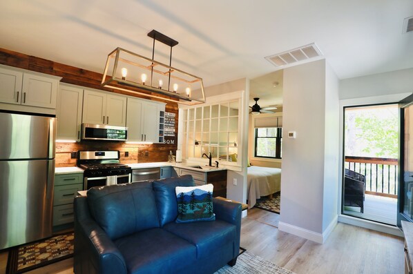 Interior - In-town Couples Getaway with Dockslipl (Holderness)