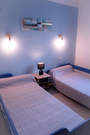 2 habitaciones, tabla de planchar con plancha y cuna de viaje 
