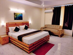 2 bedrooms, desk