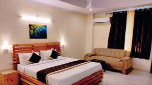 Une chambre à coucher avec un lit en bois, un canapé, un tapis rouge et un appareil de climatisation.