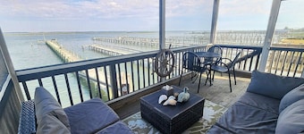 Endless Sunsets- 1BR Waterfront with Private Dock & Screened Porch
