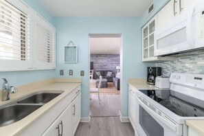 Jääkaappi, mikroaaltouuni, liesi, astianpesukone