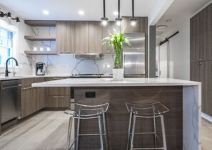 Fridge, microwave, oven, stovetop - Work? Play? Wedding?  5 ✪ Stay in Historic District (Wilmington)