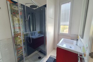 Shower, hair dryer, bidet, towels - Apartment with a/c far 50 m from the sea (Viareggio)