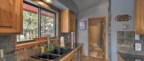 Kylskåp, mikrovågsugn, ugn och spishäll