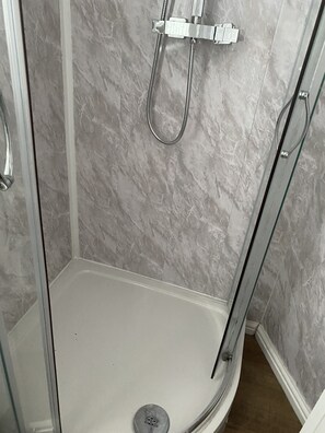 Ferienhaus | Badezimmer | Dusche, Haartrockner, Handtücher, Shampoo