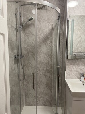 Casa | Banheiro | Chuveiro, secador de cabelo, toalhas de banho, shampoo