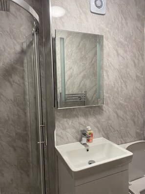 Ferienhaus | Badezimmer | Dusche, Haartrockner, Handtücher, Shampoo