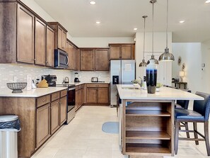 Fridge, microwave, oven, stovetop - Lelani Orista - Windsor Island Private Pool and Spa, 24/7 Support! (Davenport)
