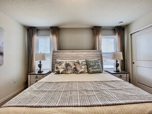 8 Schlafzimmer, Schreibtisch, Bügeleisen/Bügelbrett, Reisekinderbett