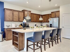 Kylskåp, mikrovågsugn, ugn och spishäll