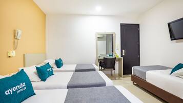 Habitación cuádruple | Ropa de cama hipoalergénica, minibar y escritorio