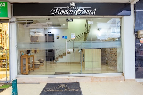 Property entrance. Hotel Ayenda Monteria Central