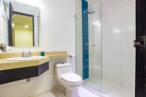 Standard-Zweibettzimmer | Badezimmer | Dusche, kostenlose Toilettenartikel, Handtücher, Seife