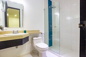 Quarto duplo standard | Banheiro | Chuveiro, produtos de toalete grátis, toalhas de banho, sabonete