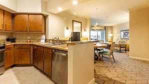 Coffee/tea maker, fridge, microwave, stovetop - Doral | Miami Golf Stay | Pool & Golf | 2BR (Miami)