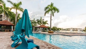 A heated pool - Doral | Miami Golf Stay | Pool & Golf | 2BR (Miami)