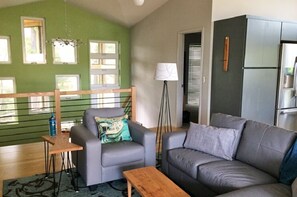 Televisión de pantalla plana y chimenea 