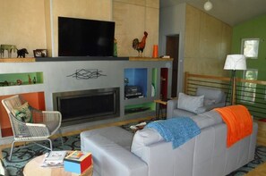 Televisión de pantalla plana y chimenea 