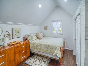 2 bedrooms, iron/ironing board, travel cot, free WiFi