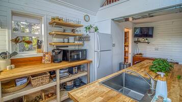 ثلاجة، ميكروويف، فرن، موقد طهي مسطح