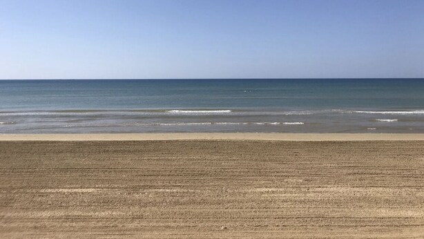 A beach with a clear sky and calm sea. - A stone's throw from the sea (Santa Maria del Focallo Ispica)