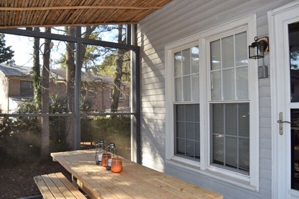 Outdoor dining - Vacation Diggs - Close to Memorial Park! (Chincoteague)