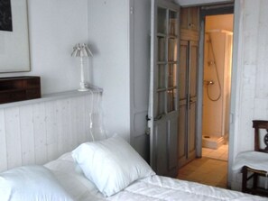 4 bedrooms, iron/ironing board, travel cot, WiFi