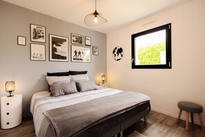 3 slaapkamers, een strijkplank/strijkijzer, reisbedje, gratis wifi