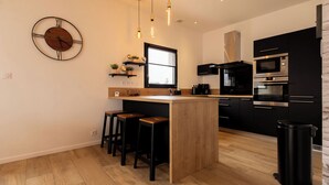 Wasserkocher mit Kaffee-/Teezubehör, Kühlschrank, Mikrowelle, Ofen