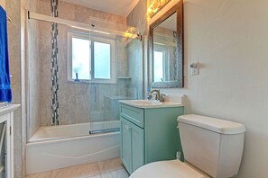 Combined shower/tub, hair dryer, towels