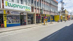 A street view with a hotel named 'Itupinamba Hotel' and a store named 'COMERCIO San Andresito'. - Hotel Tupinamba Neiva (Neiva)