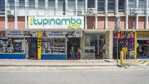 A hotel named 'Itupinamba Hotel' with visible storefronts for 'COMERCIO San Andresito' and 'Kalleys'. - Hotel Tupinamba Neiva (Neiva)